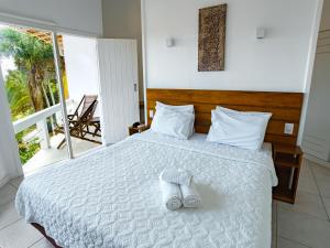a bedroom with a bed with towels on it at Apa Pau Brasil in Búzios +46 photos