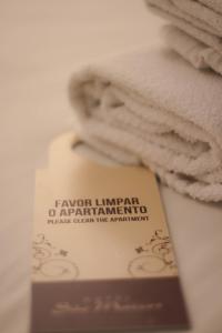 una etiqueta en una pila de toallas junto a una tarjeta en Hotel São Marcos en São Marcos