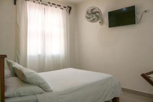 Un pat sau paturi într-o cameră la Hotel Jardines Evans By GEH Suites