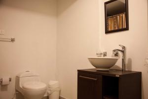 y baño con lavabo y aseo. en Apartamentos Turísticos In Di Town, en San Andrés