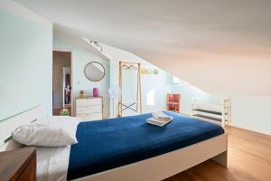 een slaapkamer met een blauw bed en een trap bij 360º Rooftop Lisbon and River View in Lissabon