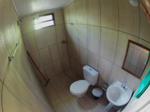 ein kleines Bad mit WC und Waschbecken in der Unterkunft pousada jalapão arco iris in Mateiros