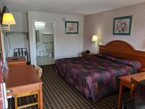Habitación de hotel con cama y baño en Economy Inn Express, en Rock Hill