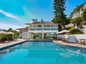 an image of a house with a swimming pool at Apa Pau Brasil in Búzios