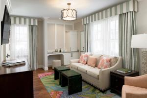 ein Wohnzimmer mit einer Couch und einem Tisch in der Unterkunft Hotel Atwater in Avalon