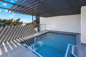 een zwembad in een huis met een dak bij Kings Edge Holiday Apartments in Caloundra
