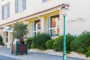 a street light in front of a building at Best Western Hotel Matisse in Sainte-Maxime