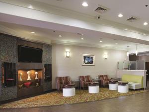 Ο χώρος του lounge ή του μπαρ στο La Quinta by Wyndham Houston Channelview