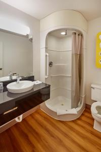 La salle de bains est pourvue d'un lavabo, d'une douche et de toilettes. dans l'établissement Motel 6-Blythe, CA, à Blythe