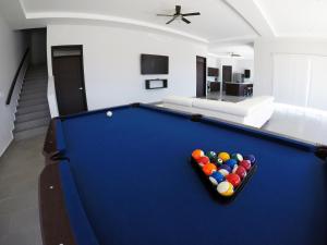 una sala de estar con una mesa de billar con pelotas. en Surf Ranch Resort - Popoyo, en Popoyo