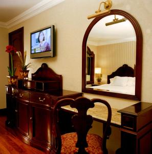 a bedroom with a mirror and a desk and a bed at The Green Park Hotel Boutique in Mexico City