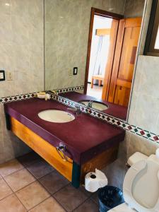 La salle de bains est pourvue d'un lavabo et d'un miroir. dans l'établissement Casa Tobalá, à Oaxaca