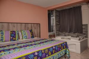 Un pat sau paturi într-o cameră la The 9's Apartahotel +124 fotografii