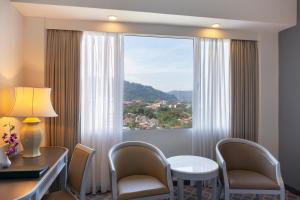 Pemandangan gunung umum atau pemandangan gunung yang diambil dari hotel