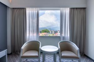 Pemandangan gunung umum atau pemandangan gunung yang diambil dari hotel