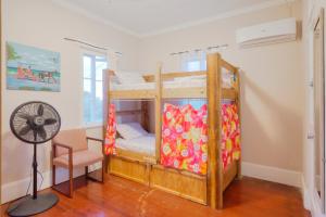 een kamer met 2 stapelbedden en een ventilator bij Hillcrest in Nassau