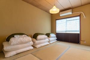 Pokój z trzema workami fasoli w rogu. w obiekcie Bijou Suites Pieces w Osace