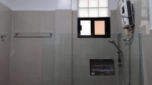 a shower in a bathroom with a window and a shower at Taylors Country Home by Taylors Travellers Inn-2 Bedrroom Modern Villa in Alga