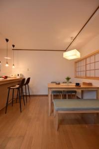 una cucina e una sala da pranzo con tavolo e sedie di OMM STAY a Tokyo