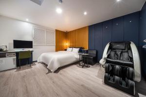 Stay Month Hotel في غويانغ: غرفة نوم بسرير ومكتب وتلفزيون