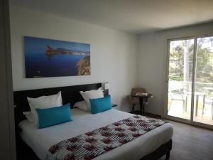 Postel nebo postele na pokoji v ubytování Hôtel Corniche du Liouquet