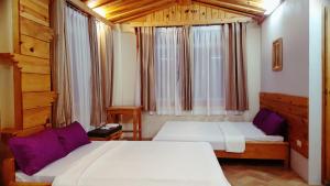 Katil atau katil-katil dalam bilik di Sagada Lodging Home +29 gambar