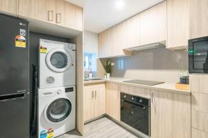 Kuchyňa alebo kuchynka v ubytovaní 1 Private Double Bed with En-suite Bathroom in Sydney CBD near Train UTS DarlingHar&ICC&C hinatown - ROOM ONLY