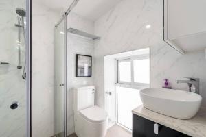 O baie la 1 Private King Single Bed In Sydney CBD Near Train UTS DarlingHar&ICC&C hinatown - ROOM ONLY +33 fotografii