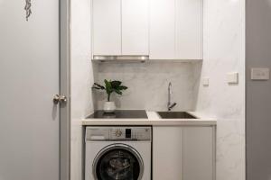 O bucătărie sau chicinetă la 1 Private King Single Bed In Sydney CBD Near Train UTS DarlingHar&ICC&C hinatown - ROOM ONLY