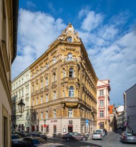 un grande edificio con un orologio sopra di Liliova Apartments a Praga