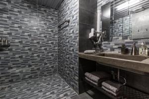 Koupelna v ubytování Bridges Danang Boutique Hotel + 37 fotografií