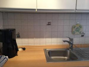 encimera de cocina con fregadero y batidora en App_ an der Seepromenade _ Mittels, en Malente