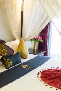 Uma cama ou camas num quarto em Tanawan Phuket Hotel
