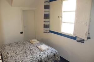 une chambre avec un lit avec deux serviettes dessus dans l'établissement Castillete 5 by El Sirocco, à Puerto de Mogán