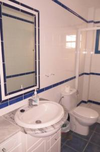 une salle de bains avec un lavabo blanc et des toilettes dans l'établissement Castillete 5 by El Sirocco, à Puerto de Mogán