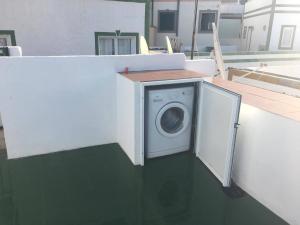 Un lave-linge est installé au-dessus du bâtiment. dans l'établissement Castillete 5 by El Sirocco, à Puerto de Mogán