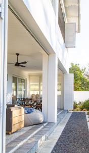 een patio met een bed in een huis bij Collection Luxury Accommodation - 7 On Murray 2 En-suite Bedroom Apartment in Stellenbosch