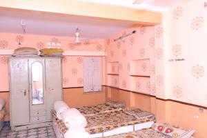 een kamer met 2 bedden en een spiegel bij Guest House Jamna Vilas in Bikaner