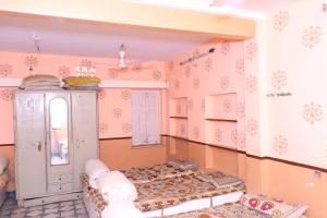 a room with two beds and a mirror at Guest House Jamna Vilas in Bikaner