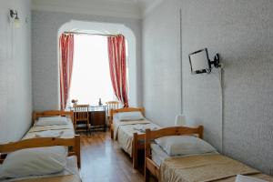 Кровать или кровати в номере Гостевые комнаты у Петропавловской