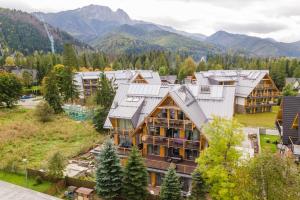 una vista aérea de un complejo con montañas en Apartament Hanka PREMIUM Zakopane, en Zakopane