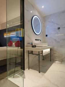 Postel nebo postele na pokoji v ubytování Tian Yi International Hotel 天艺国际酒店