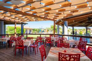 מסעדה או מקום אחר לאכול בו ב-Villaggio Mare Verde