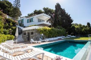una villa con piscina y una casa en CASA SAN CAYETANO, en La Herradura