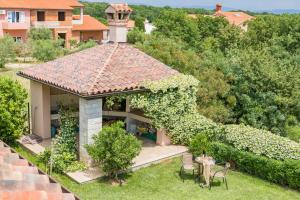 widok na dom z altaną w obiekcie Apartment Liznjan 1705 w mieście Ližnjan