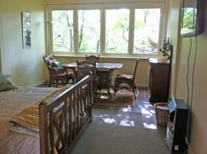 una camera da letto con tavolo e sedie e una sala da pranzo di Mooltan House a Hepburn Springs