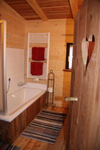 メルティナにあるNeu-Schötzerhofの木製キャビン内のバスルーム(バスタブ付)