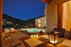 une villa avec une piscine la nuit dans l'établissement Spacious villa with private pool and sea view, just 150 meters from the sea, à Istron