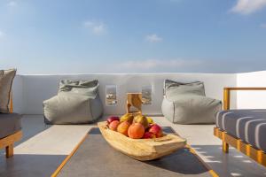 uma taça de fruta numa sala com um sofá em Seven Suites em Glinado Naxos