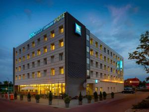 budynek hotelu z szyldem na szczycie w obiekcie ibis budget Katowice Centrum w mieście Katowice